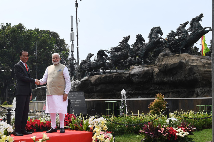 modi jokowi arjuna statue