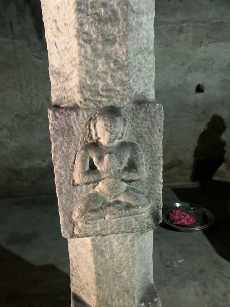 தூணில் உள்ள அடியவர் சிற்பம். இராமானுசரோ ?