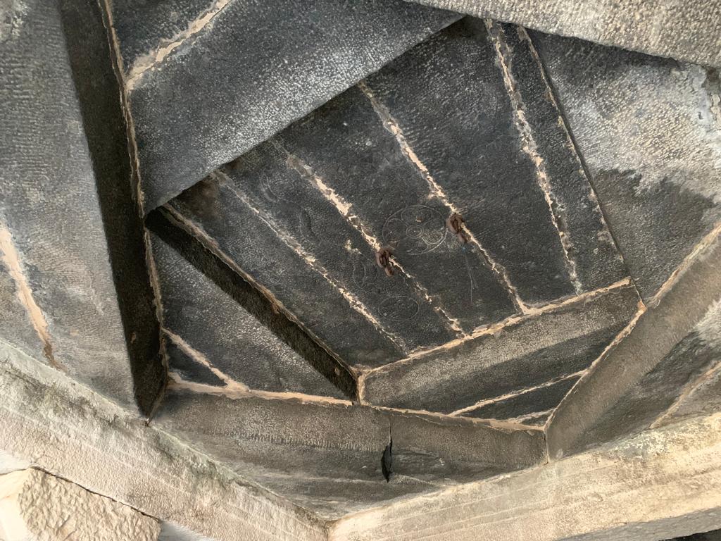 மஹா மண்டபத்தின் உள் கூரையில் வேலைப்பாடுகள் 