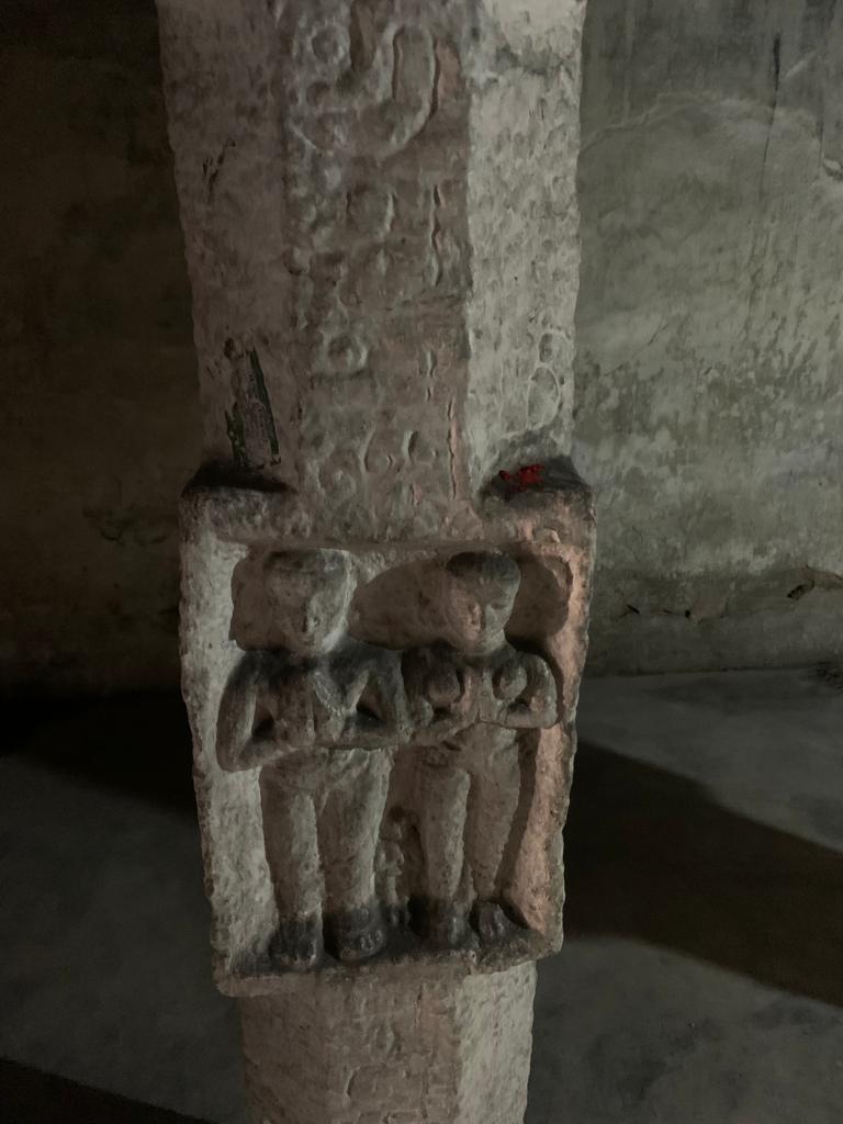 திருப்பணி செய்த யாரோ அரசன், அரசி, மகன்.