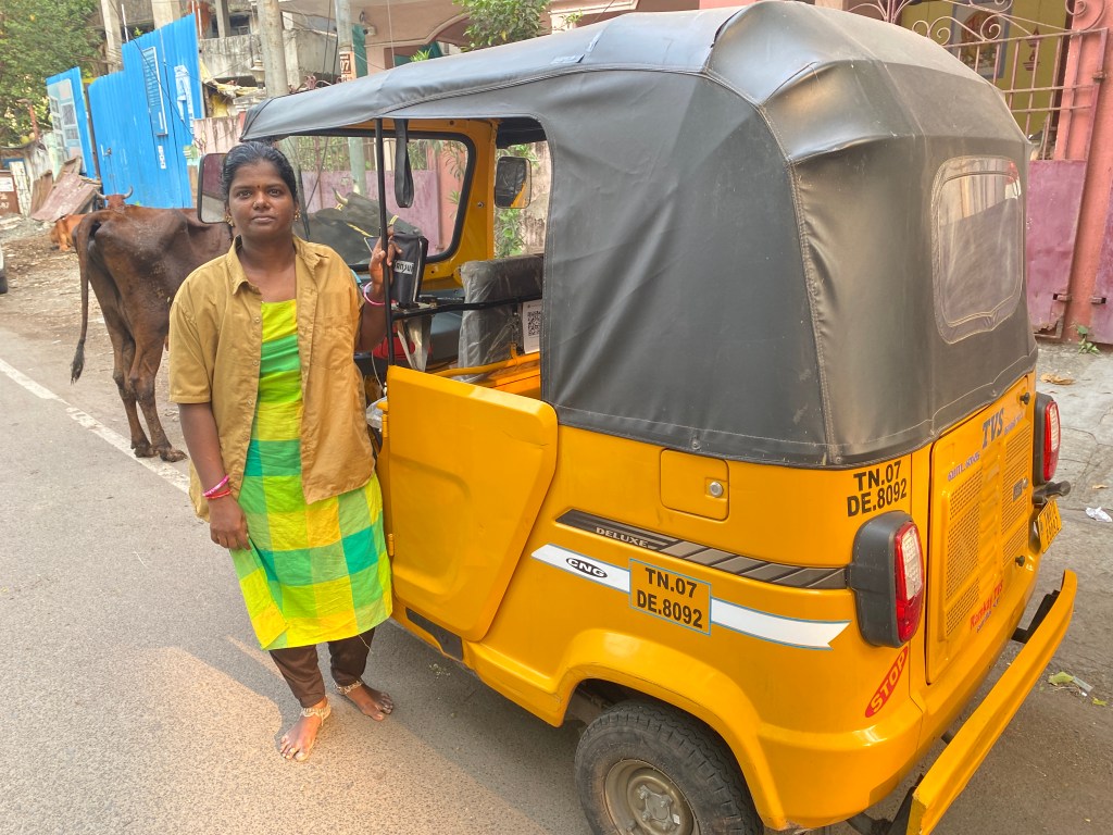 திருமதி.ரேவதி. ஆட்டோ ஓட்டுநர்.